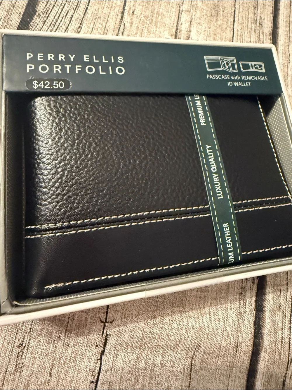 NWT! Perry Ellis men’s premium leather wallet and valet. In box, ready to gift!